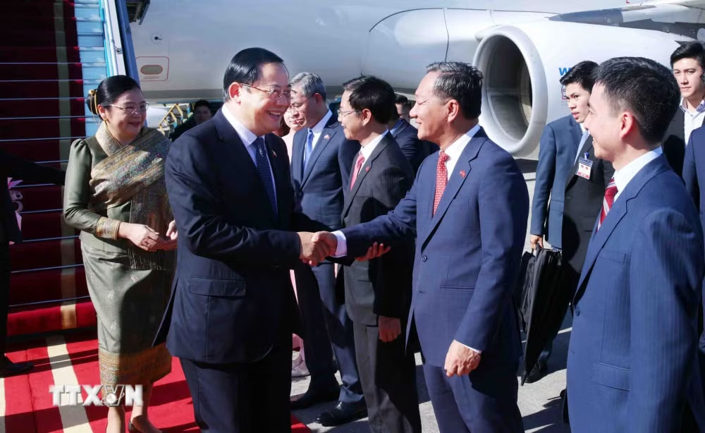 Thủ tướng Lào đến Hà Nội, bắt đầu thăm chính thức Việt Nam và dự AFF 2026- Ảnh 3.
