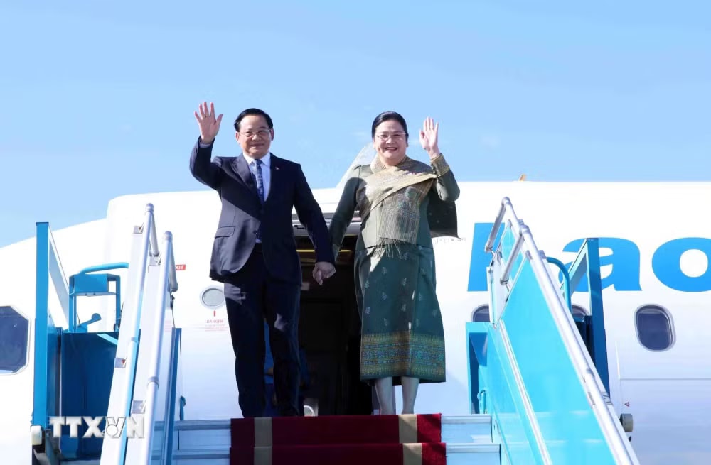 Thủ tướng Lào đến Hà Nội, bắt đầu thăm chính thức Việt Nam và dự AFF 2026- Ảnh 1.