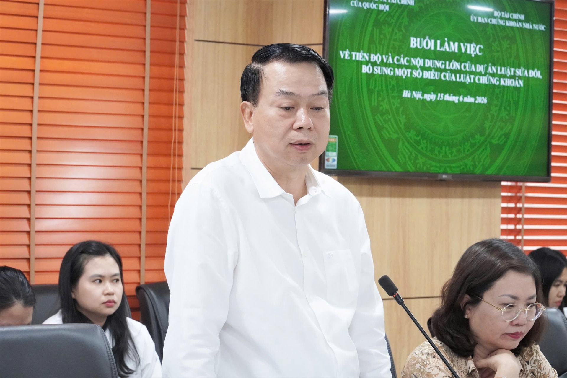 Thứ trưởng Bộ Tài chính Nguyễn Đức Chi nhấn mạnh, việc sửa đổi Luật Chứng khoán cần được nghiên cứu kỹ lưỡng, tham chiếu các thông lệ quốc tế tốt