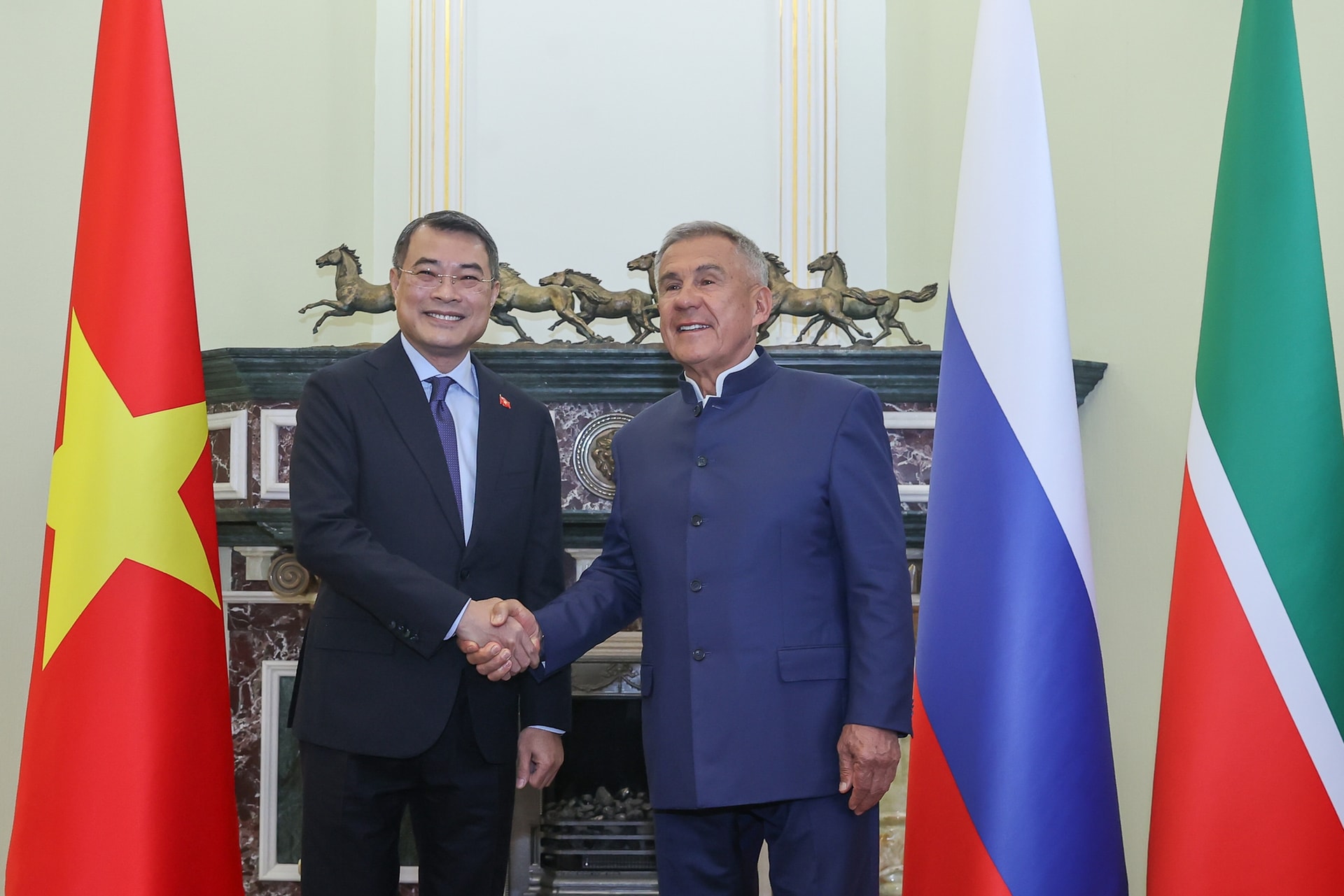 Thủ tướng Lê Minh Hưng gặp Người đứng đầu Cộng hòa Tatarstan (Liên bang Nga)- Ảnh 2. Thủ tướng Lê Minh Hưng gặp Người đứng đầu Cộng hòa Tatarstan (Liên bang Nga)- Ảnh 2.