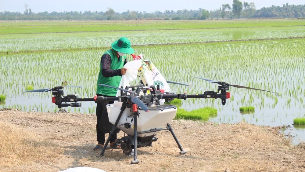 nông dân dùng drone trồng lúa