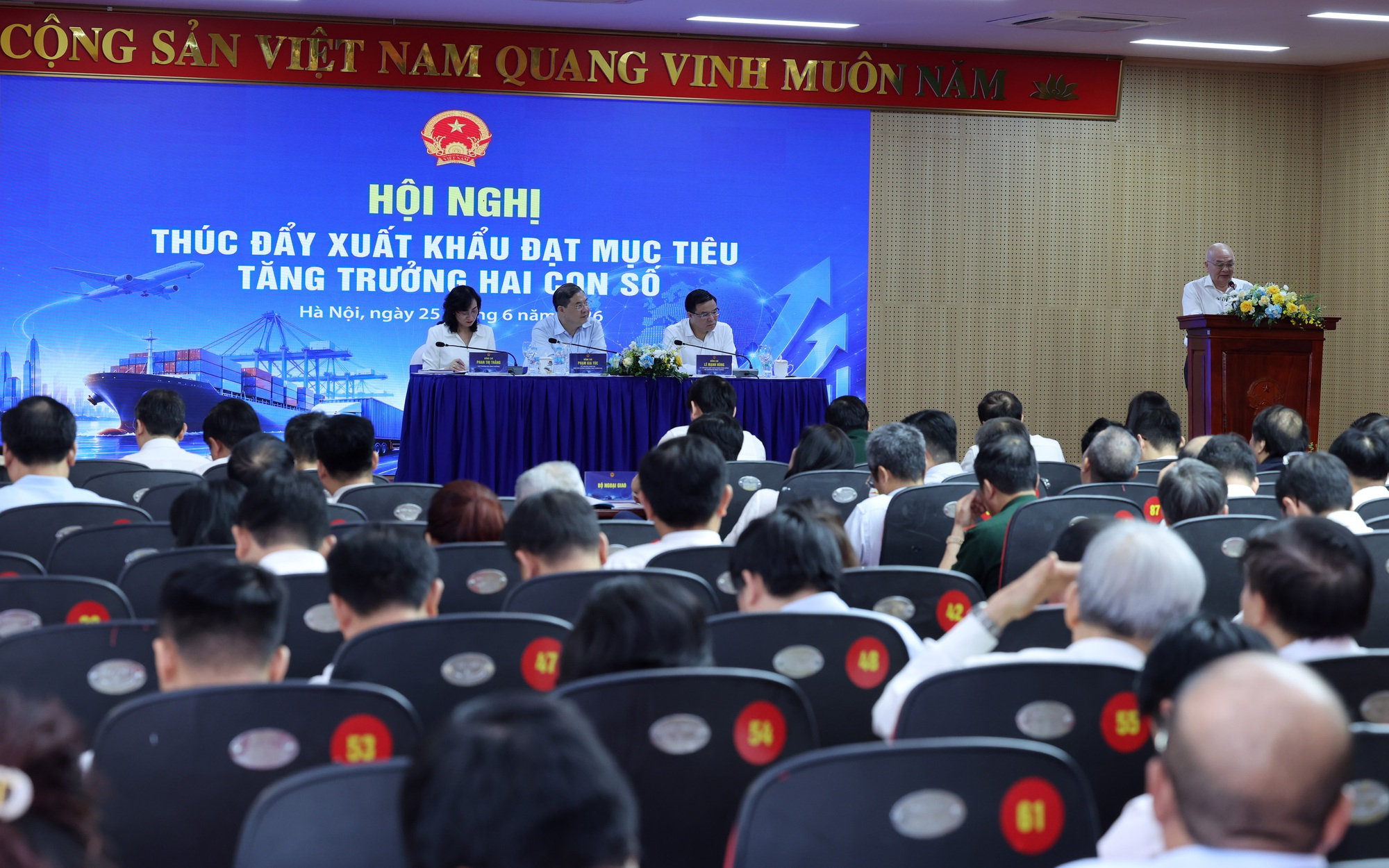 Phó Thủ tướng Thường trực Phạm Gia Túc chỉ đạo Hội nghị Thúc đẩy xuất khẩu đạt mục tiêu tăng trưởng 2 con số- Ảnh 2.