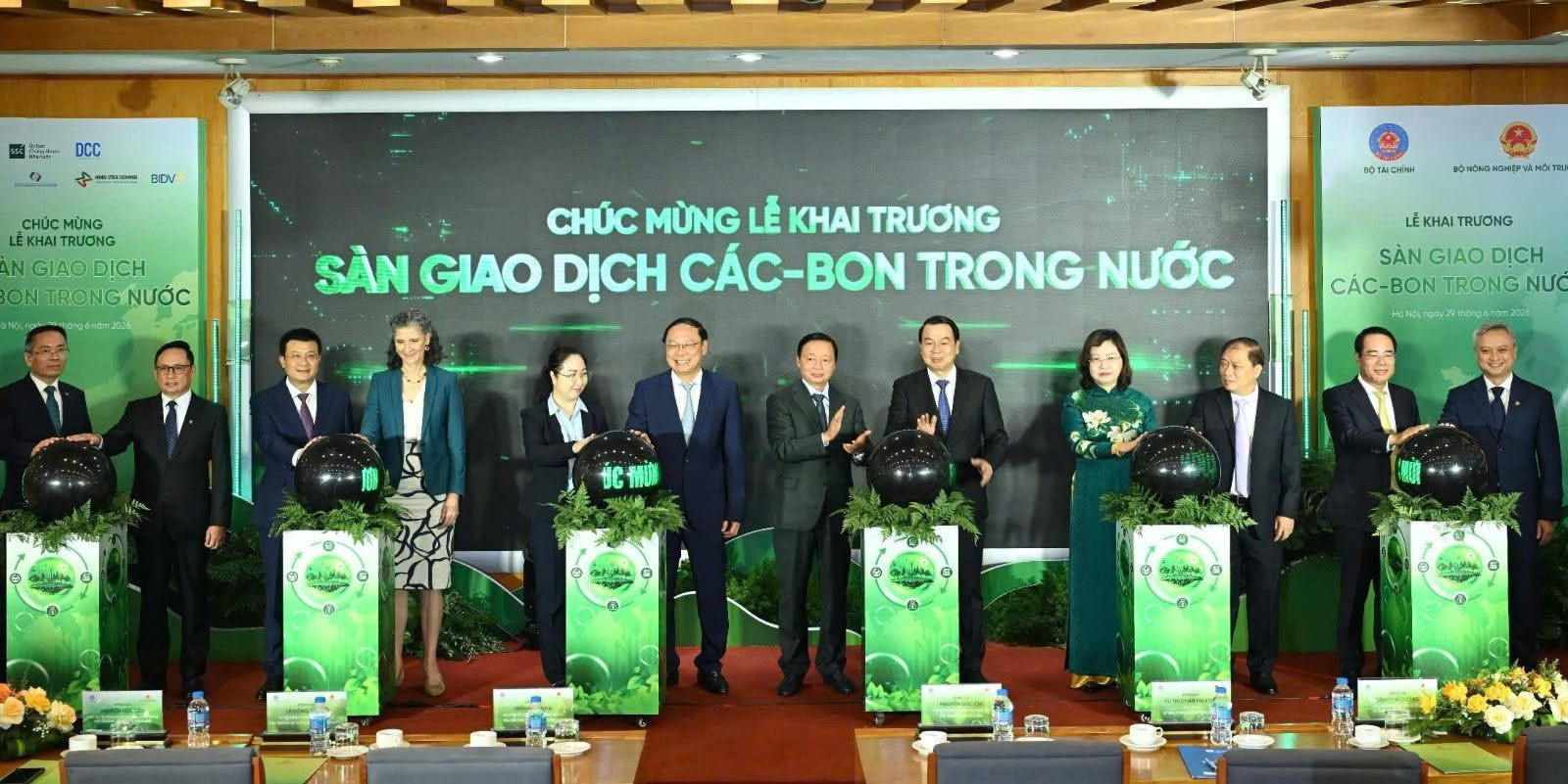 Các đại biểu tại Lễ khai trương Sàn giao dịch carbon trong nước