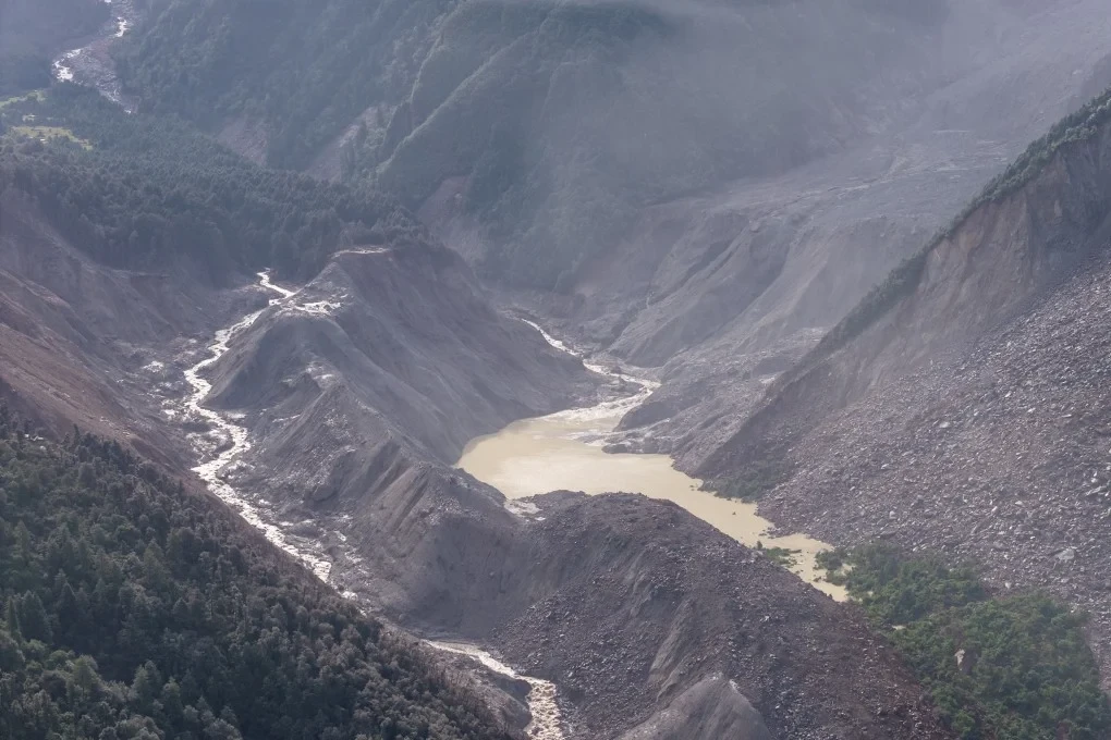 Himalaya hứng thảm họa kép: Hồ chắn dòng ở biên giới Trung Quốc - Nepal bắt đầu tràn nước