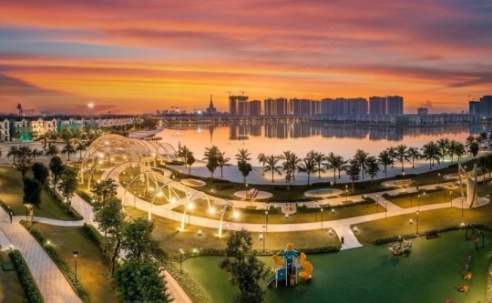 Vinhomes: Bay trên những đám mây bão