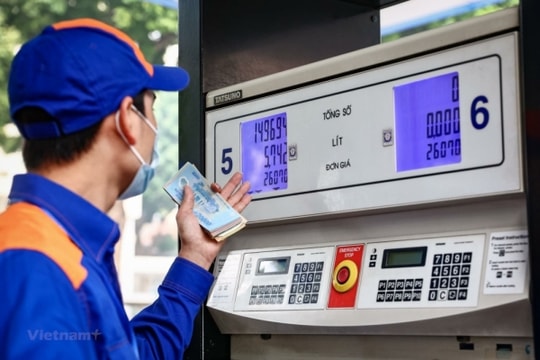 Giá xăng "hạ nhiệt", giảm gần 1.000 đồng/lít