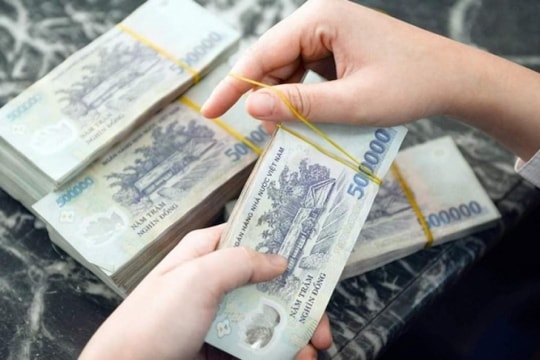 Có 100 triệu đồng nên mua vàng hay gửi tiết kiệm ngân hàng?