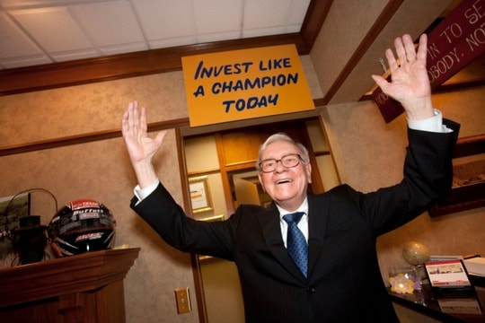 Warren Buffett thức thời “xả hàng” loạt cổ phiếu ngân hàng giảm giá