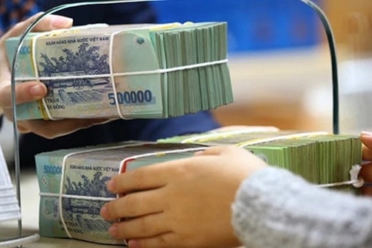 Tá hỏa phát hiện tiền gửi tại ngân hàng biến thành bảo hiểm