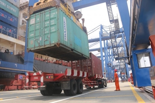 Xuất nhập khẩu năm 2023 khó vượt mức 700 tỷ USD