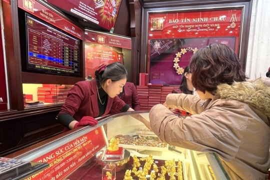 Vàng liên tiếp vượt đỉnh, bỏ xa các kênh đầu tư khác trở thành nơi "trữ tiền" an toàn