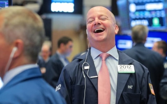 S&P 500 gần vượt ngưỡng kỷ lục, giá dầu giảm đột ngột