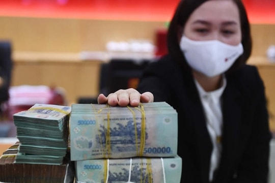 Lượng tiền gửi ngân hàng đạt kỷ lục, bất động sản và chứng khoán sẽ hưởng lợi?