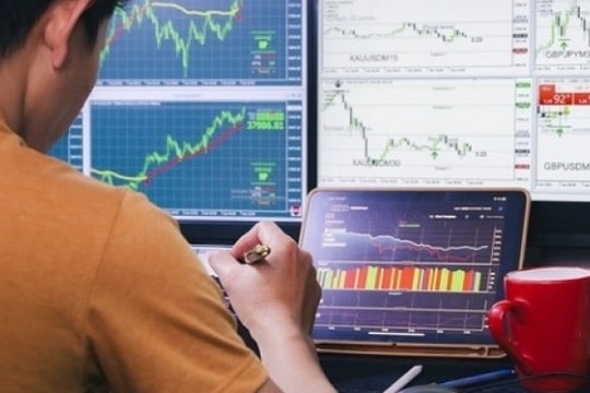VN-Index giảm điểm, cổ phiếu họ Vingroup đỡ chỉ số