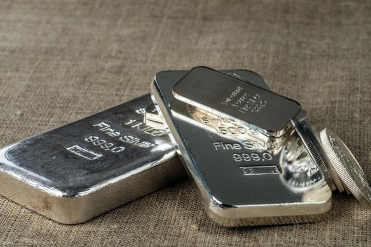 Giá bạc hôm nay 24/11/2024: Tiếp tục giảm do áp lực từ đồng USD mạnh lên