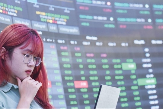 Chứng khoán đầu tuần mới tăng hơn 6 điểm, tâm điểm cái bắt tay Vingroup và PV Power