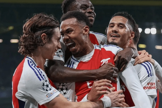 Arsenal phả hơi nóng vào MU, đè bẹp không thương tiếc đội bóng làm nên tên tuổi của Ruben Amorim