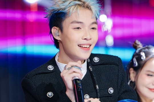 Lời bài hát "Lướt Trên Con Sóng" - Dangrangto (Performance) Full lyrics: Turn up, Trần Lả Lướt, luôn hoan hỷ... Chớ thấy sóng cả mà ngã tay chèo...