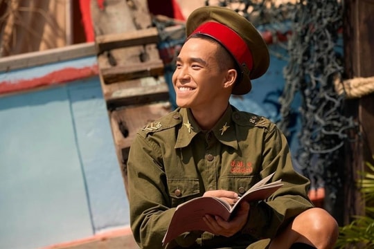 Review phim Chiến Địa Tử Thi: Hành trình từ người hùng đến kẻ săn lùng xác sống