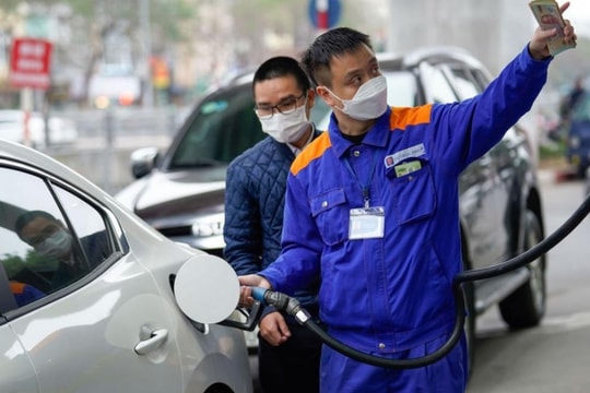 Giá xăng dầu hôm nay tăng từ 15h, Xăng RON95 tiến sát mốc 21.000 đồng/lít