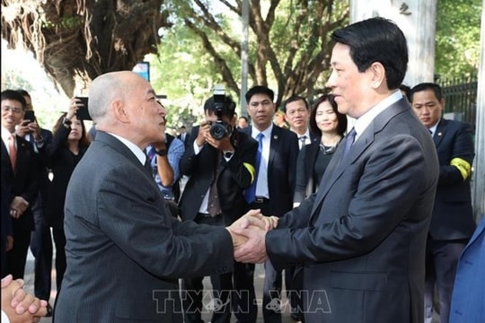 Chủ tịch nước Lương Cường và Quốc vương Campuchia thưởng trà tại Văn Miếu-Quốc Tử Giám