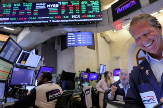 Chứng khoán Mỹ bùng nổ sau Black Friday, S&P 500 và Dow Jones lập đỉnh lịch sử