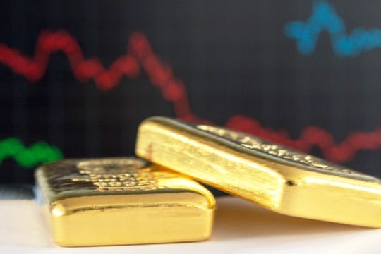 Giá vàng tăng dựng đứng, nhà đầu tư đang “tìm nơi trú ẩn”?