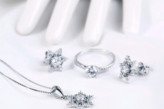 Giá bạc hôm nay 13/12/2024: Giá vàng vẫn tăng, giá bạc giảm nhẹ