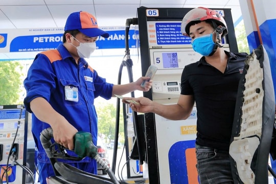 Giá xăng dầu hôm nay 15/12/2024: Dầu Brent và dầu WTI đồng loạt tăng mạnh