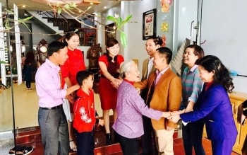 Tuổi đẹp xông đất năm 2025: Chọn ai để đón tài lộc, an khang?