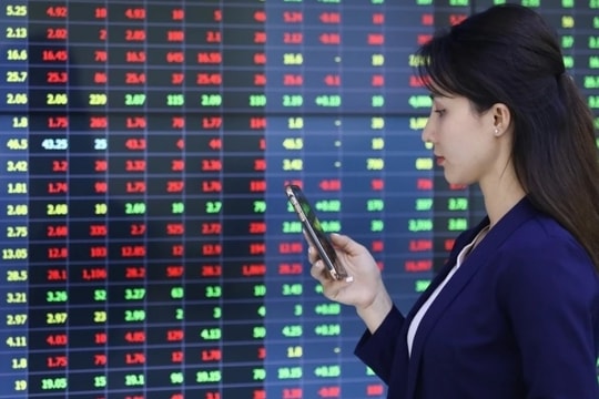 VN-Index giằng co quanh 1.261 điểm, VHM và VTP là điểm sáng