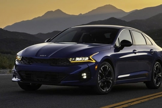 Kia K5 giảm giá sốc: Thời điểm vàng để sở hữu "siêu xe", Toyota Camry "thấp thỏm lo âu"