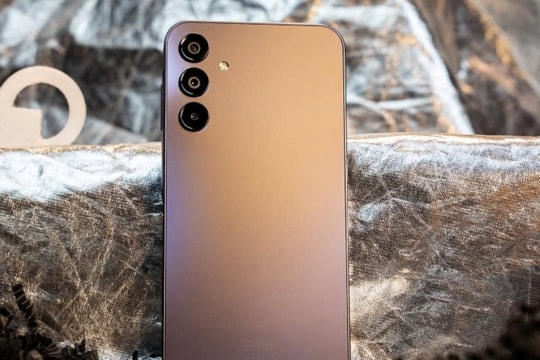 "Siêu phẩm" nhà Samsung giá chỉ từ 4 triệu: Màn hình lớn, pin trâu, camera "đỉnh của chóp"