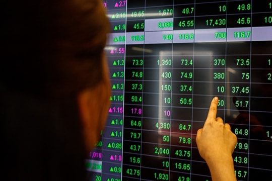 Bản tin chứng khoán sáng 20/12: YEG vẫn rực sáng, VCA lấy lại sắc tím sau chuỗi nằm sàn