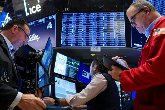 Chứng khoán Mỹ trái chiều, Dow Jones tăng nhẹ, Nasdaq và S&P 500 chịu áp lực trước tín hiệu từ Fed