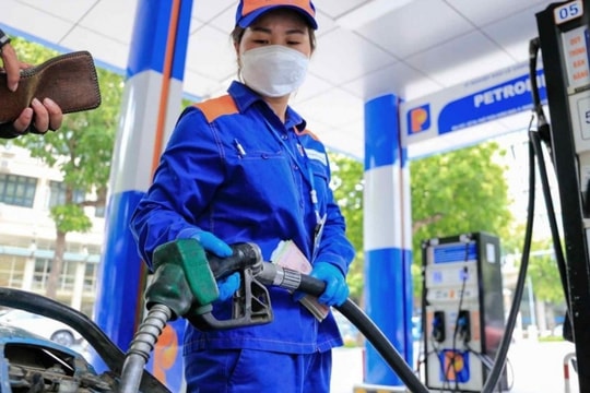 Giá xăng dầu hôm nay 23/12: Dầu thô giảm mạnh, dự báo tiếp tục lao dốc