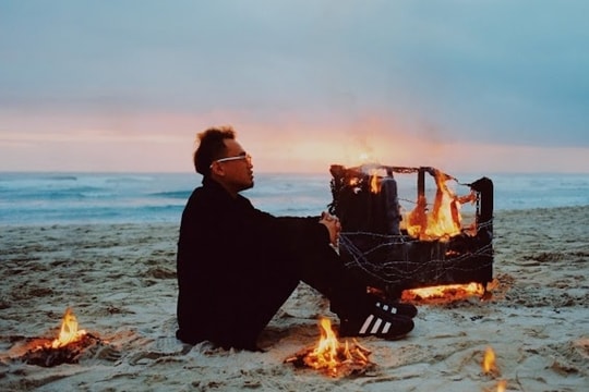 Lời bài hát "Bức Tranh Chưa Hoàn Thiện" - HUSTLANG Robber (Full lyrics): Anh yêu cô ấy nhiều lắm đấy... Anh là Iron Man...