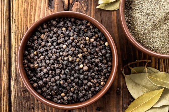 Giá tiêu hôm nay 25/12/2024: Neo cao trong ngày Giáng sinh, giá tiêu Indonesia bất ngở tăng mạnh