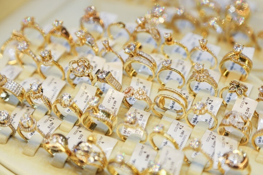 Giá vàng nhẫn hôm nay 25/12: Diễn biến rất hiếm gặp, mua ngay hay kiên nhẫn?