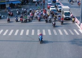 Các lỗi vi phạm giao thông và mức xử phạt hành chính mới từ 1/1/2025: Vượt đèn đỏ phạt 6 triệu; Mở cửa ô tô sai phạt 20 triệu...