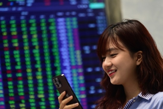 Chứng khoán phiên sáng 10/1: Phân hóa rõ nét, điểm nhấn cổ phiếu "vàng đen"