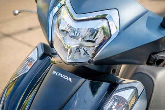 Mẫu xe máy được săn đón hơn Honda Vision nhờ giá "rẻ như bèo": Sang trọng, hiện đại và tiện ích