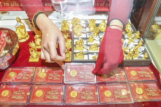 Giá vàng hôm nay 12/1/2025: Đúng như dự báo, giá tăng dựng đứng, thị trường nóng lên từng giờ
