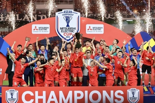 Lời bài hát "NHẠC CHẾ BÓNG ĐÁ CĂNG NHẤT 2025" (LÝ XUÂN SON): Ronaldo ko con di bốc đầu... Về Việt Nam cho họ nghe cho họ biết Xuân Son á trời ơi...