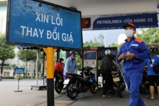 Chiều 16/1, giá bán lẻ xăng dầu tiếp tục tăng, giá xăng RON 95 đạt mốc mới