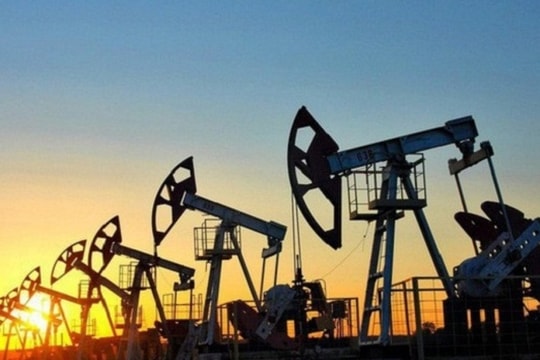 Giá dầu tăng cao nhất trong 4 tháng, dự báo còn nhiều biến động