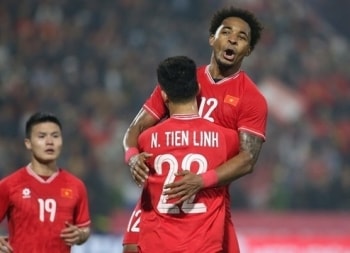 "Vị vua" của đội tuyển Việt Nam, nhận thưởng mãi không hết quà!