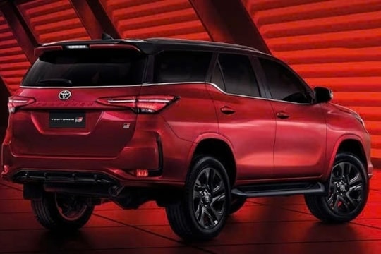 Giá xe Toyota Fortuner "rẻ xả kho", thách thức các đối thủ SUV cỡ D