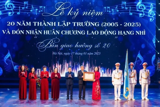 Trường THCS Đoàn Thị Điểm kỷ niệm 20 năm thành lập và long trọng đón nhận Huân chương Lao động hạng Nhì