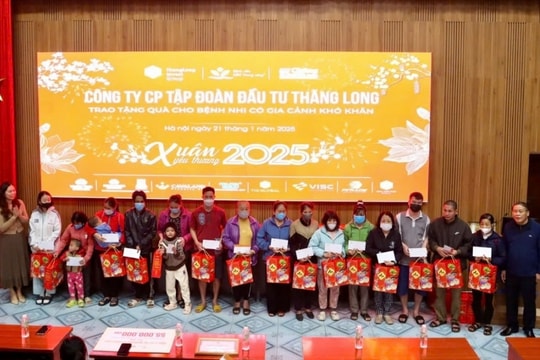 Tạp chí điện tử Kinh tế Chứng khoán Việt Nam và Tập đoàn Đầu tư Thăng Long trao quà Tết cho các bệnh nhi
